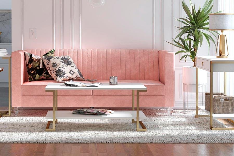 Rosa Sofa und goldene, zierliche Möbel
