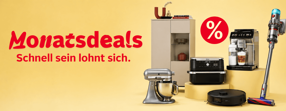 Monatsdeals – Schnell sein lohnt sich – Küchengeräte, Kaffeemaschine, Staubsauger und Schrank vor gelbem Hintergrund