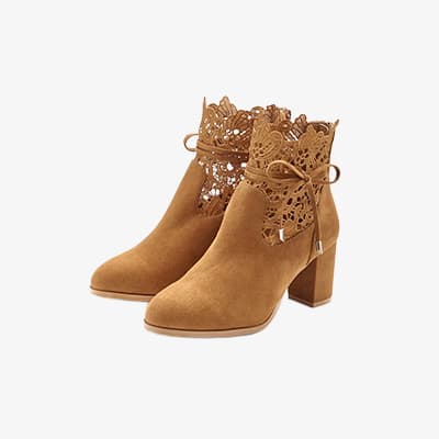 Hellbraune Stiefeletten mit Blockabsatz und hoher, durchbrochener Spitzenmanschette mit Schleife