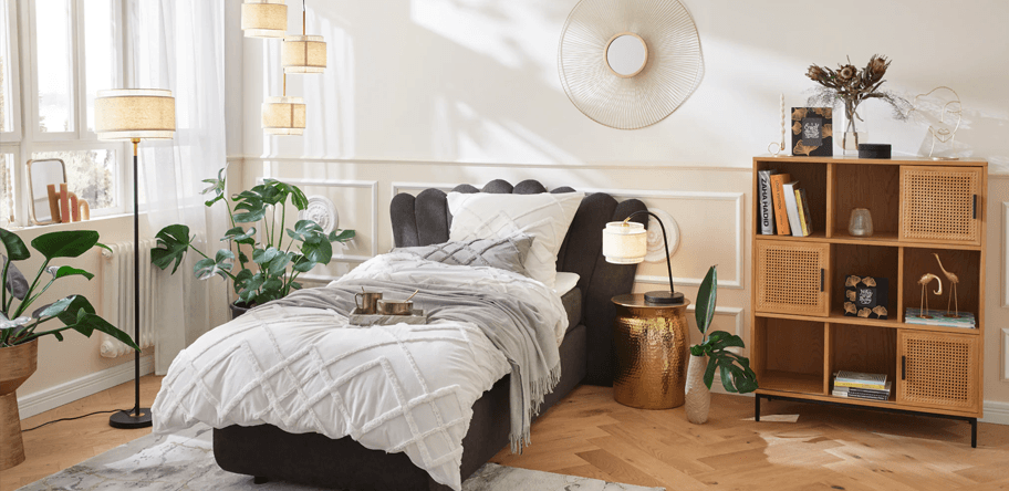 Schlafzimmer mit Bett und Kasten