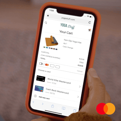 Person hält Smartphone mit Einkaufswagenansicht für eine orangefarbene rutschfeste Yogamatte und Kreditkartenoptionen