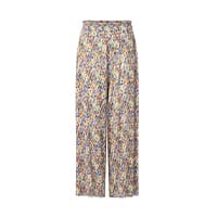 Weite Hose mit buntem Blumenmuster vor weißem Hintergrund