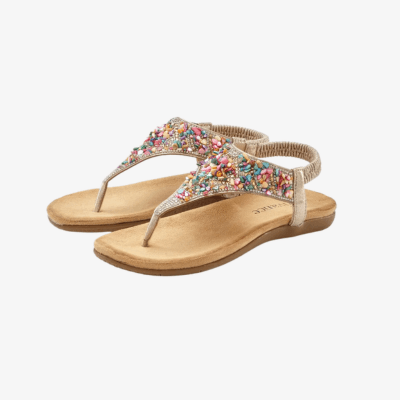Beige Zehensandalen mit bunten Perlen vorne, elastischem Fersenriemen und flacher Sohle auf weißem Hintergrund