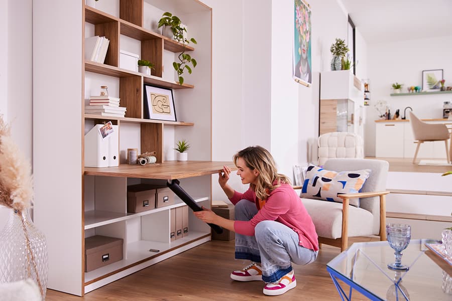 Bücherregal mit ausklappbaren Schreibtisch