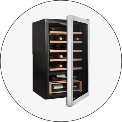 Offener Weinkühlschrank mit mehreren Regalböden, auf denen Weinflaschen liegend gelagert sind