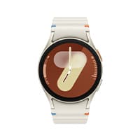 Smartwatch mit weißem Armband und runder Anzeige mit braunem Hintergrund und abstraktem Design in Gelb und Weiß