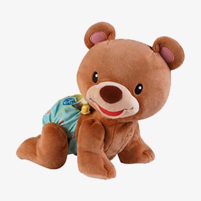 Brauner Plüschbär mit rosa Ohren, großen Augen und einem freundlichen Lächeln trägt eine bunte Windel und krabbelt auf allen Vieren.