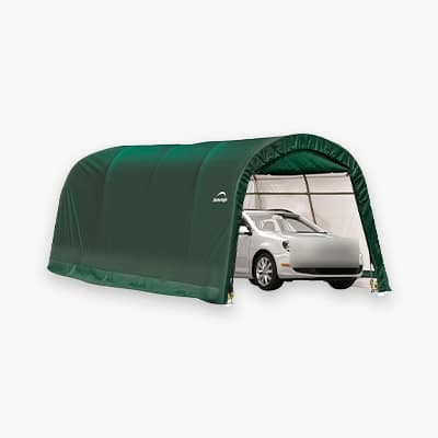 Auto unter grünem, halboffenem Zelt in einem Carport