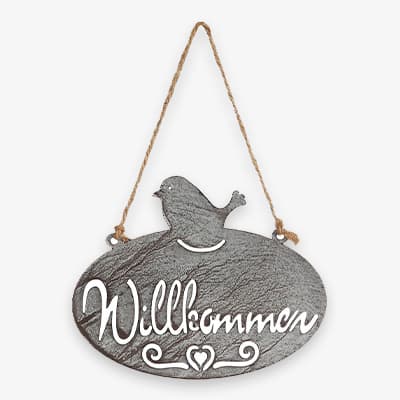 Willkommen – ovales Schild mit Vogel, hängt an einer Schnur