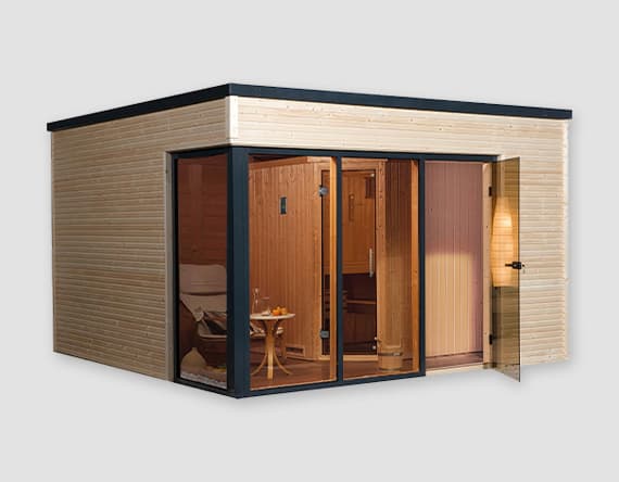Moderne Garten-Sauna mit Glastür und großen Fenstern. Innenansicht zeigt Sitzbereich und Sauna. Außen mit Holzverkleidung.
