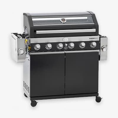 Schwarzer Gasgrill mit sechs Drehknöpfen, Thermometer und seitlichem Brenner auf Rollen für einfache Bewegung.