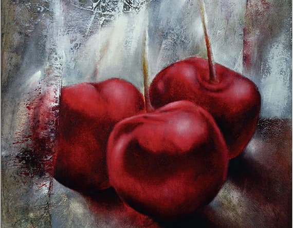 Drei rote Kirschen mit Stielen vor einem kunstvoll gemalten Hintergrund in Rot- und Grautönen