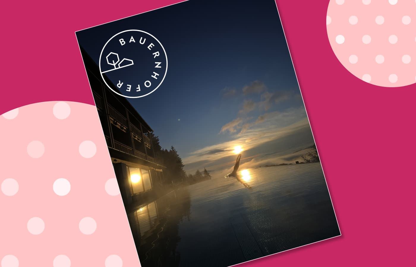 BAUERNHOF – Sonnenuntergang über einem Infinity-Pool mit Blick auf ein Gebäude und Bäume im Hintergrund