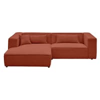 Rotes Ecksofa mit breiten Armlehnen und zwei Rückenkissen auf der linken Seite, zwei Rückenkissen auf der rechten Seite