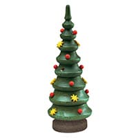 Grüner Weihnachtsbaum aus Holz mit roten Kugeln und gelben Sternen dekoriert