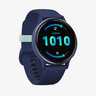 Garmin Smartwatch mit blauem Armband und rundem Display zeigt 1010 in grünen und blauen Ziffern.