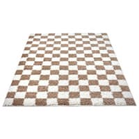 Quadratischer Teppich mit braunen und weißen Karos in Schachbrettmuster.