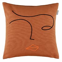 Braunes Kissen mit schwarzen und orangenen Stickmustern in abstrakten Formen.