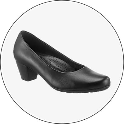 Schwarzer Pumps mit Blockabsatz und perforiertem Fußbett