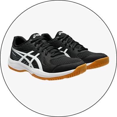 Schwarze Sportschuhe mit weißen Streifen und orangefarbener Sohle in Seitenansicht.