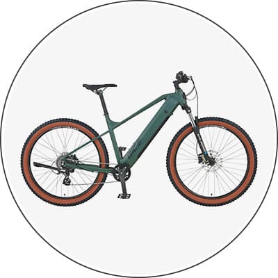 Grünes Elektrofahrrad mit breiten Reifen und Scheibenbremsen auf weißem Hintergrund