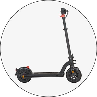 Schwarzer Elektroroller mit roten Akzenten auf weißem Hintergrund.