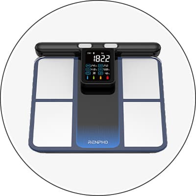 Digitale RENPHO Waage mit leuchtendem Display zeigt 18.2.2 und verschiedene Messwerte