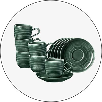 Grünes Kaffeeservice-Set mit Tassen und Untertellern in einem modernen Design.