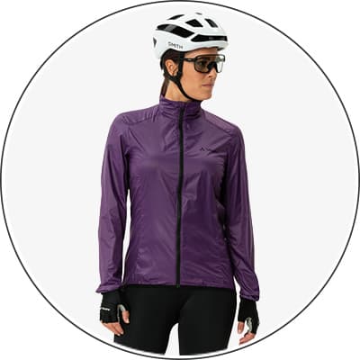 Frau in lila Fahrradjacke und weißem Helm, hält eine Wasserflasche.
