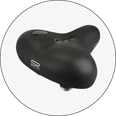 Schwarzer Fahrradsattel in ergonomischer Form mit SR-Logo auf weißem Hintergrund