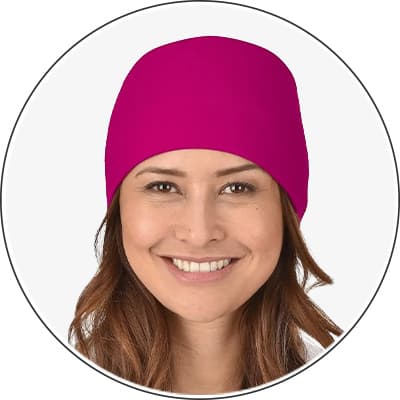 Person mit braunen Haaren trägt eine pinke Mütze