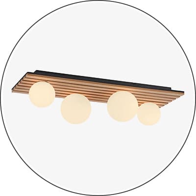 Moderne Deckenleuchte mit vier runden Lampen und Holzdetails
