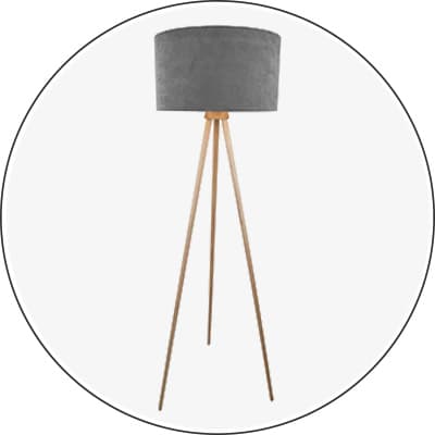 Stehlampe mit grauem Schirm und dreibeinigem Holzgestell