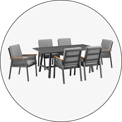 Essgruppe mit rechteckigem Tisch und sechs grauen Stühlen