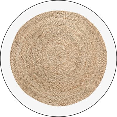 Runder, geflochtener Teppich in Naturfarbe, von oben auf weißem Hintergrund fotografiert