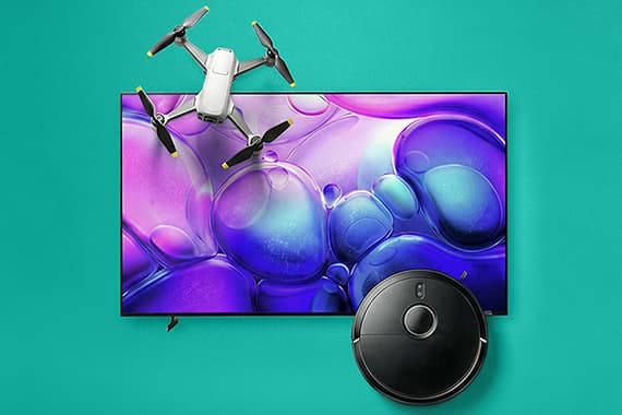 Fernseher mit buntem Bildschirm, darüber eine Drohne schwebend, daneben ein runder Saugroboter auf türkisfarbenem Hintergrund