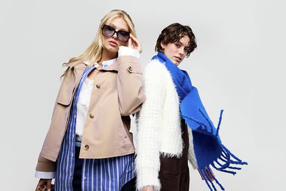 Zwei Personen posieren nebeneinander in Lagenlook, eine mit Sonnenbrille, eine mit großem blauen Schal