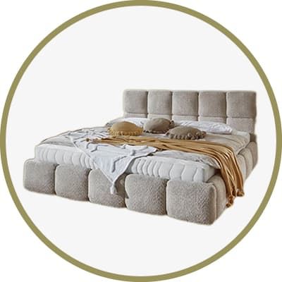Doppelbett mit hohem, gestepptem Kopfteil, bezogener Matratze, Decke und zwei Kissen auf hellem Hintergrund