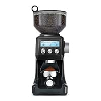 Elektrische Kaffeemühle mit Bohnenbehälter oben, digitalem Display und frisch gemahlenem Kaffee im Auffangbehälter