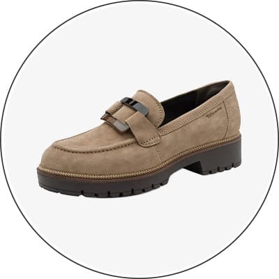 Beiger Loafer mit breitem Riemen und schwarzer Schnalle, seitlich auf weißem Hintergrund gezeigt