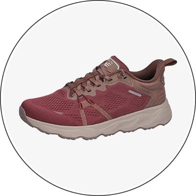 Rosafarbener Sneaker in Seitenansicht mit heller Sohle und Schnürung vor weißem Hintergrund