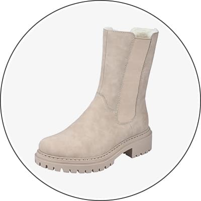 Beiger Stiefel mit mittelhohem Schaft und grober Profilsohle vor hellem Hintergrund