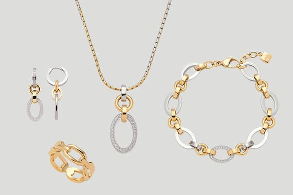 Schmuckset mit Ohrringen, Kette, Armband und Ring, alle mit ineinander greifenden ovalen Gliedern in Bicolor-Optik