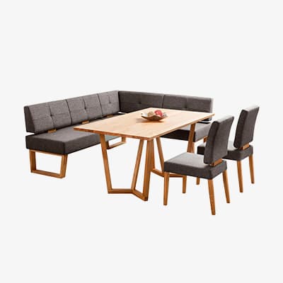 Eckbankgruppe mit rechteckigem Tisch, gepolsterter Eckbank und zwei passenden Stühlen in schlichtem Design