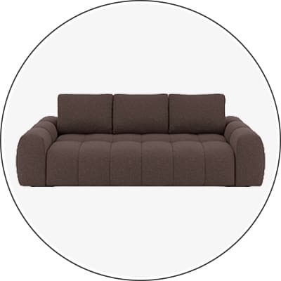 Dunkelbraunes Sofa mit breiten Armlehnen und drei Rückenpolstern, frontal vor hellem Hintergrund
