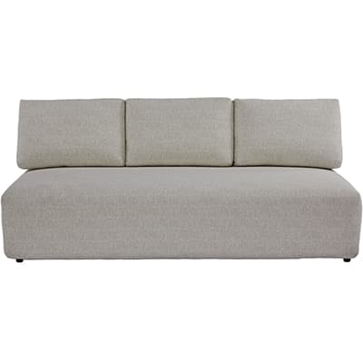 Schlichtes, helles Sofa ohne Armlehnen mit drei Rückenpolstern, frontal vor weißem Hintergrund