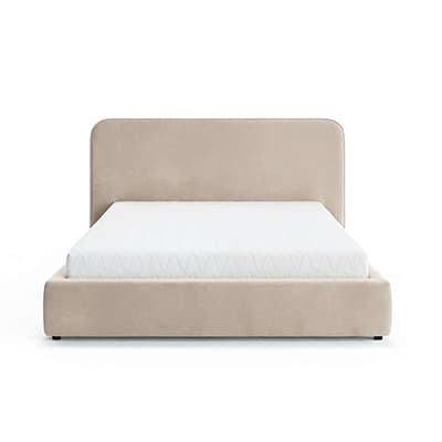 Modernes Doppelbett mit hohem, abgerundetem Kopfteil und schlichtem Bettrahmen in hellem Ton, frontal aufgenommen