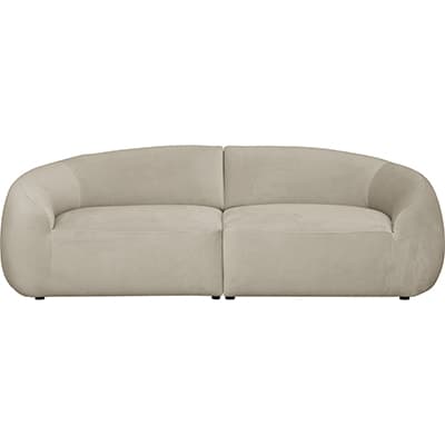 Breites, beigefarbenes Sofa mit abgerundeten Armlehnen und Rückenlehne, von vorn gezeigt