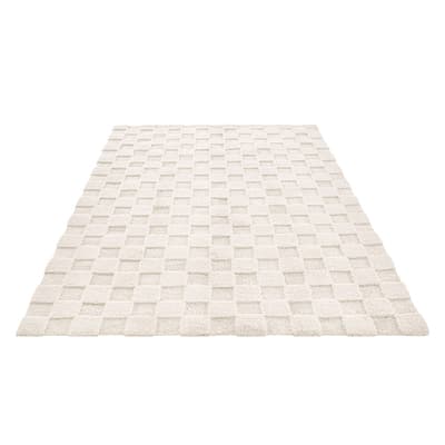 Heller rechteckiger Teppich mit gleichmäßigem Schachbrettmuster in quadratischen Feldern