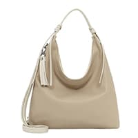 Beige Hobo-Bag mit breitem Henkel, seitlichem Quastenanhänger und abnehmbarer langer Schulterriemen vorne vor weißem Hintergrund